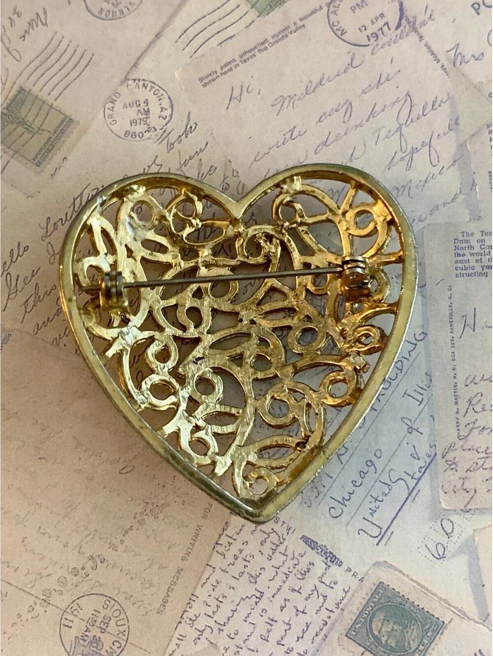 Vintage Charming Gold-Tone Filigree Heart Brooch Pin - Romantic Accessory